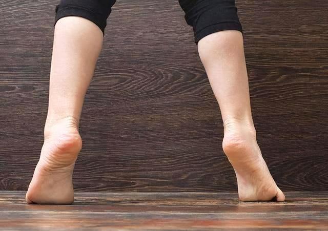 47岁大妈不跳舞不散步，每天坚持踮脚，半个月后身体变化很明显