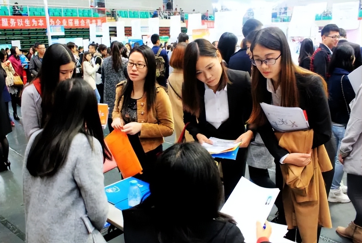 大学生|应届大学生们晒各行业薪资,有人欢喜有人愁,却羡慕坏一众网友