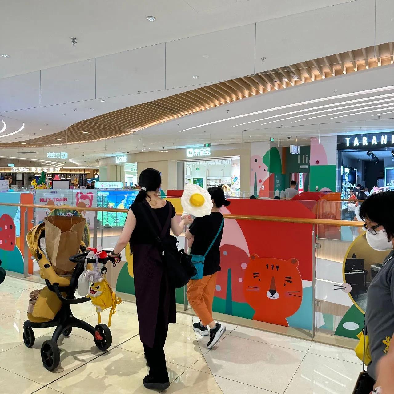 郭碧婷|偶遇郭碧婷带俩孩子去玩具城,打扮低调气质出众,后背火罐印抢镜