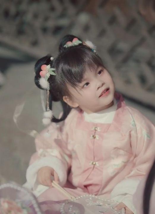 韩安冉|韩安冉带女儿外出烧烤，4岁小猪妹模样大变，蹲地上逗狗显邋遢