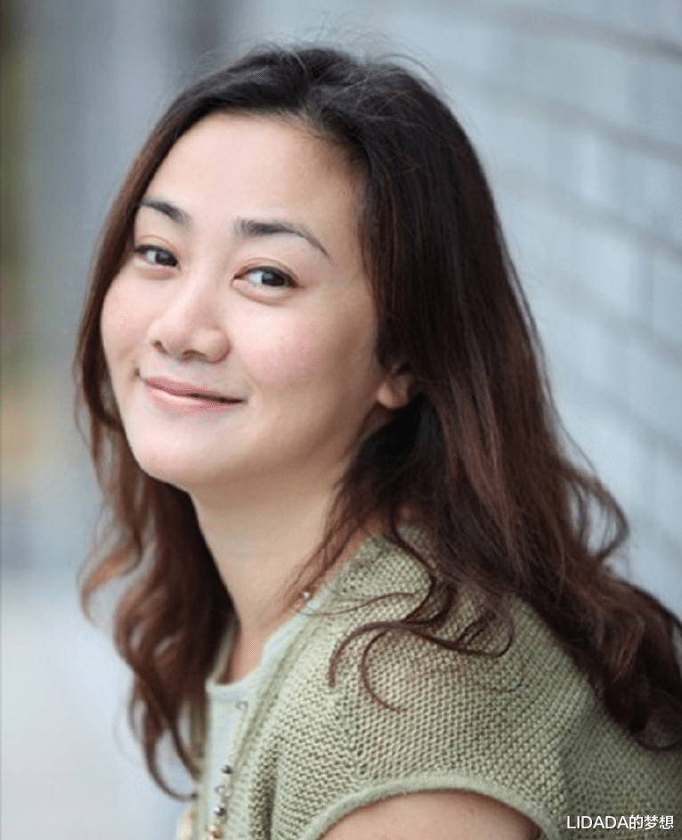 她,出身名门世家,嫁著名演员为妻,恩爱30余年,儿子高大帅气