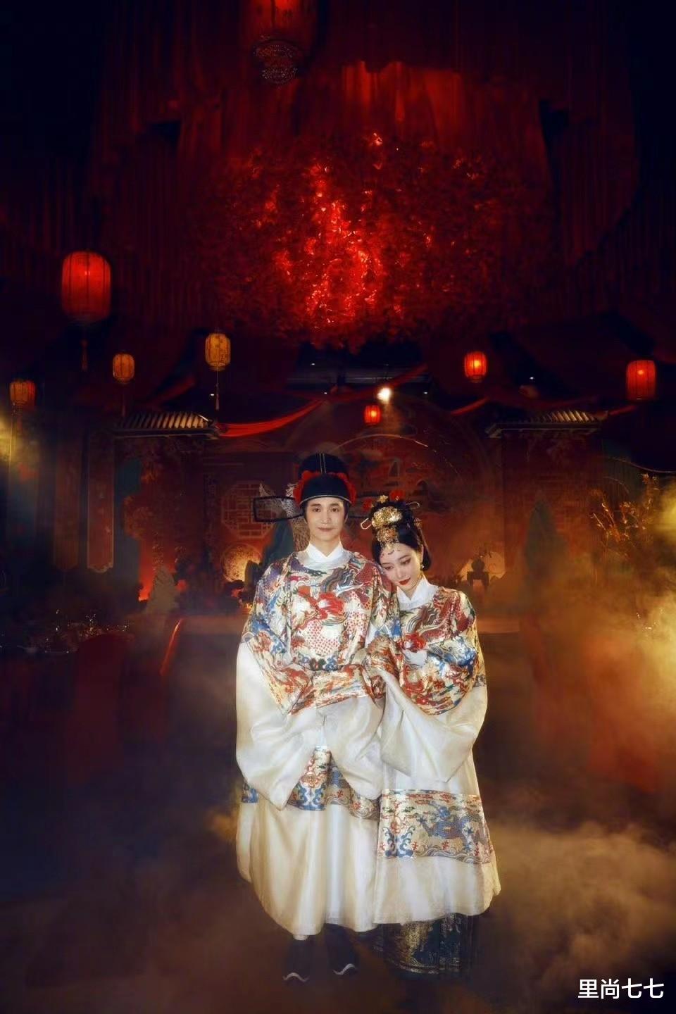 张继科|张檬带韩国老公回郑州，穿龙凤婚服惊艳似璧人，美得像拍戏现场