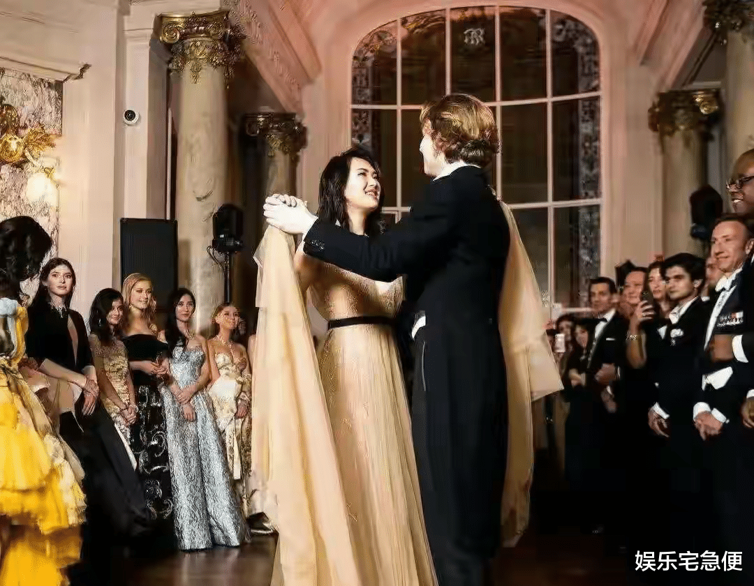 巴黎名媛舞会水分太高！埃塞俄比亚公主占C位，甄子丹儿女放不开