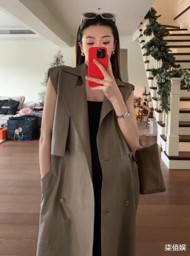 程晓玥|程晓玥孕期化浓妆穿紧身裙，挺大肚外出工作，被赞职场最美孕妇