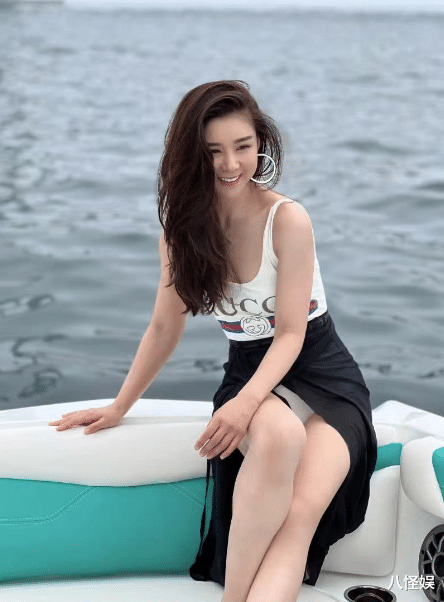 李小萌瘦下来好美，穿万元裙展婀娜身姿，38岁逆生长不像俩娃妈