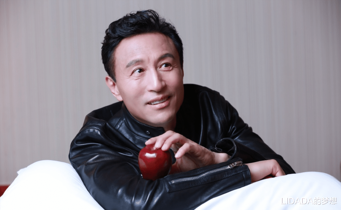 她长得美且有才,嫁知名演员恩爱40余载生一双儿女,一家幸福美满