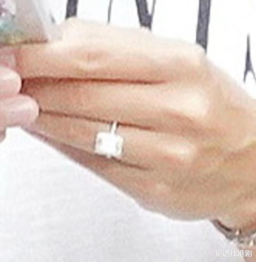 终现真身!TVB前女星与准老公合体遛狗,手戴巨钻却不想让人看到