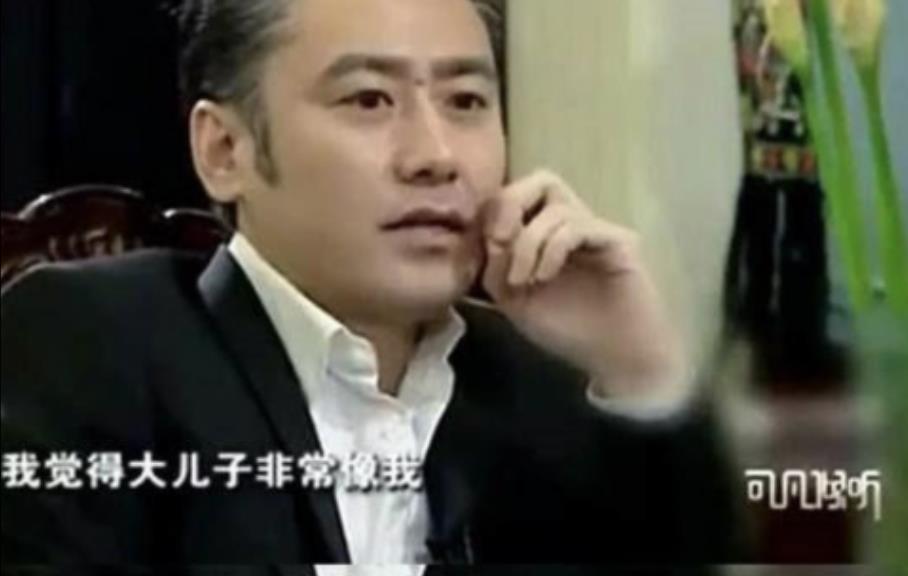 事实证明,已经54岁移居英国的吴秀波,已经变成了“肥胖油腻男”