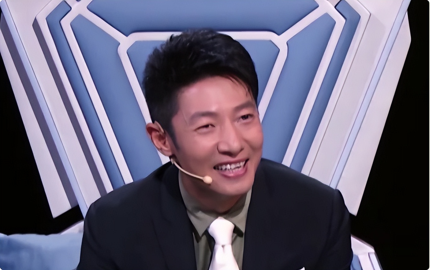 央视新女主持火了!字正腔圆似董卿惊艳网友,肤白似雪美过马凡舒