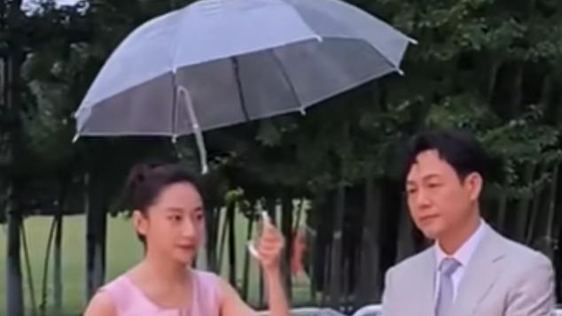 明星素质差距有多大？同样是雨中走红毯，成龙、吴京瞬间暴露人品