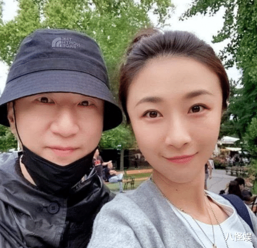 孙红雷夫妇香港被偶遇,俩人点五个菜超丰盛,与邻桌萌娃亲和互动