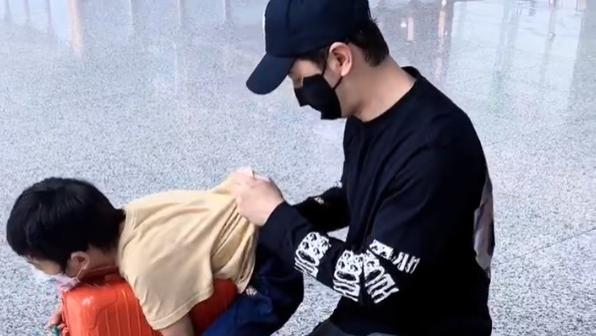 黄晓明带儿子现身机场，跪地上给儿子擦汗，小海绵玩行李箱不慎摔倒 ?