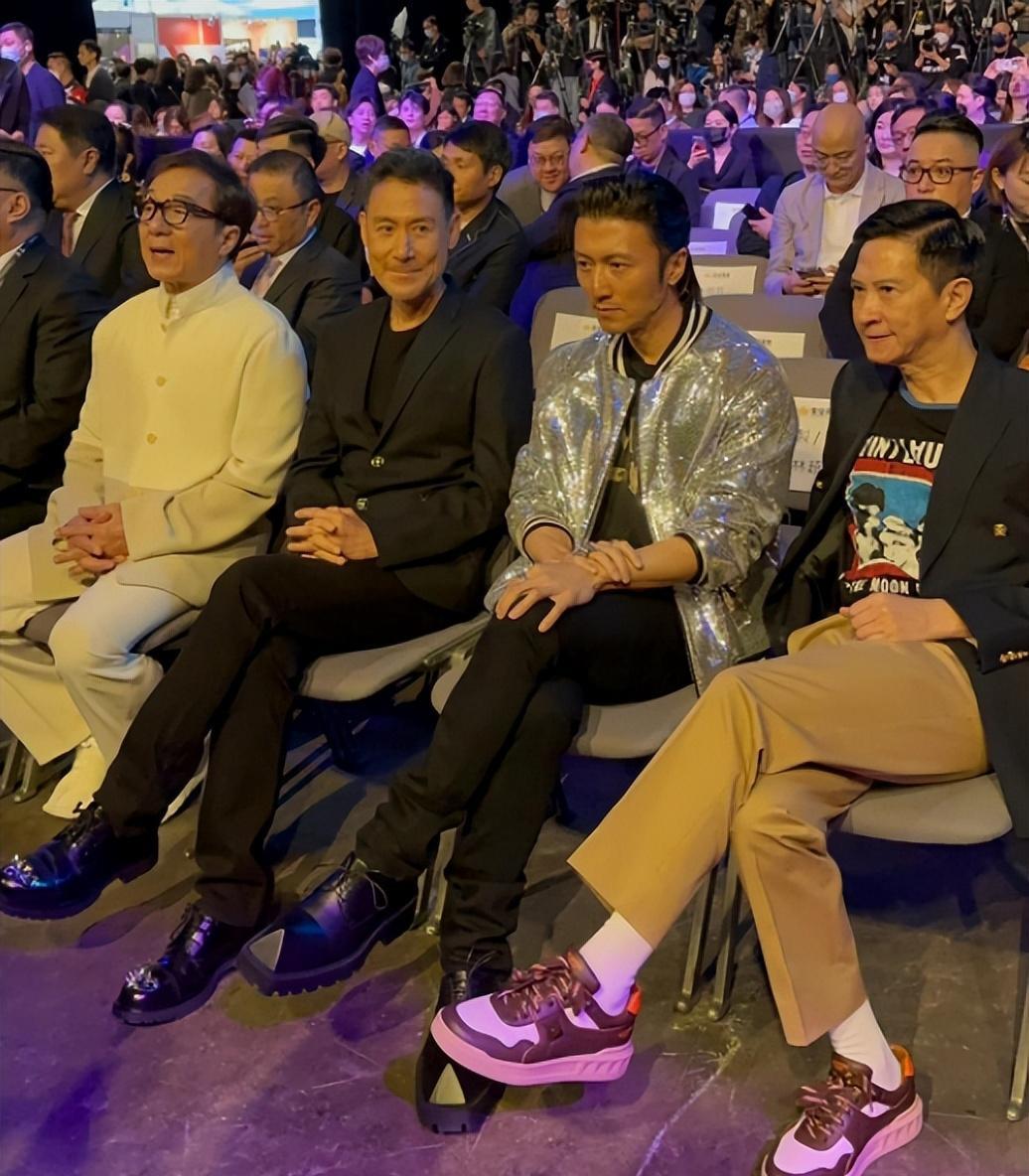梁朝伟|影帝、天王齐聚香港,合照站位有讲究,梁朝伟乖坐着,张学友有趣