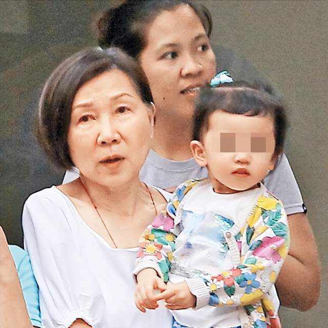 刘恺威带女儿现身加拿大,9岁小糯米形体容貌出众,遗传杨幂神颜