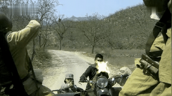 涂发胶抹口红，打仗住酒店，这些雷人剧，对得起以前的战士吗？