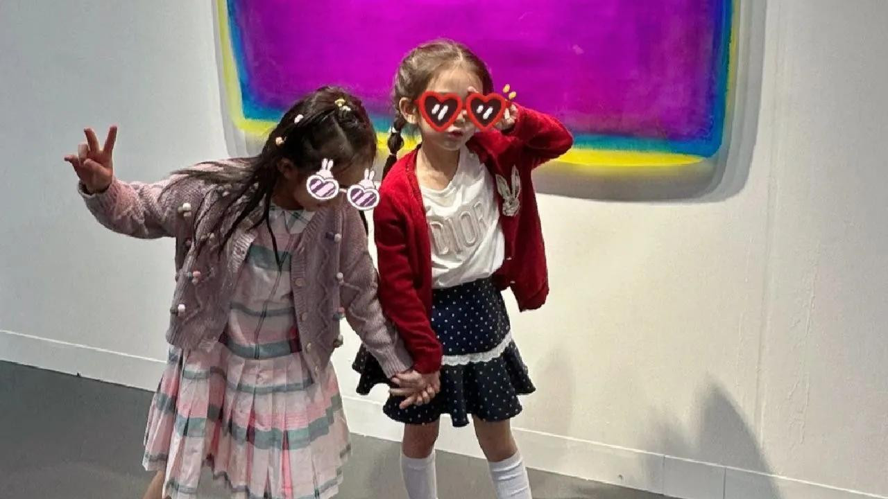 方媛|方媛携女儿看展，5岁大宝跟妈妈一样漂亮，打扮时髦纤细长腿抢镜