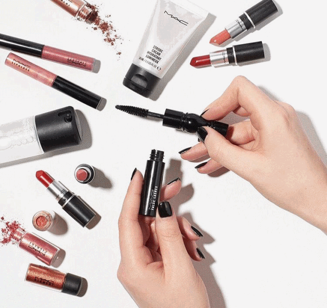 小礼物选它!MAC限定口红礼盒,粉雾磨砂质感外壳+2支经典色号,只要 68 元!闭眼冲!