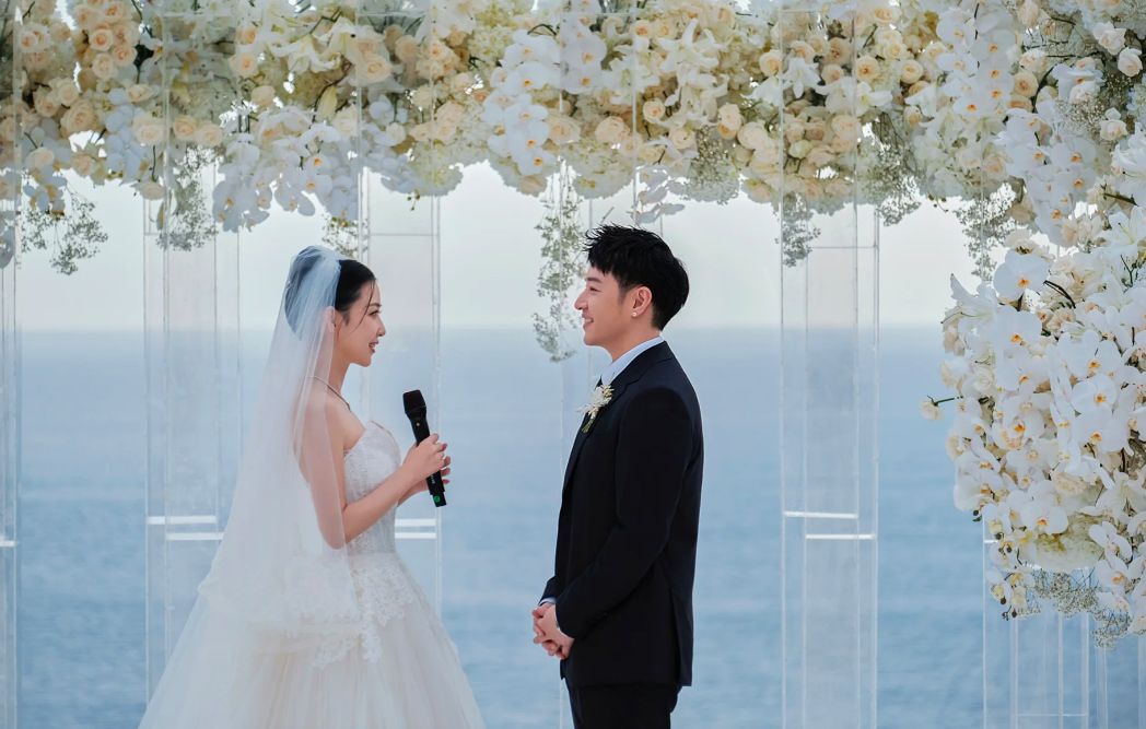 潘玮柏宣云婚礼生图曝光!宣云礼服太紧勒出赘肉,潘玮柏胖得没形