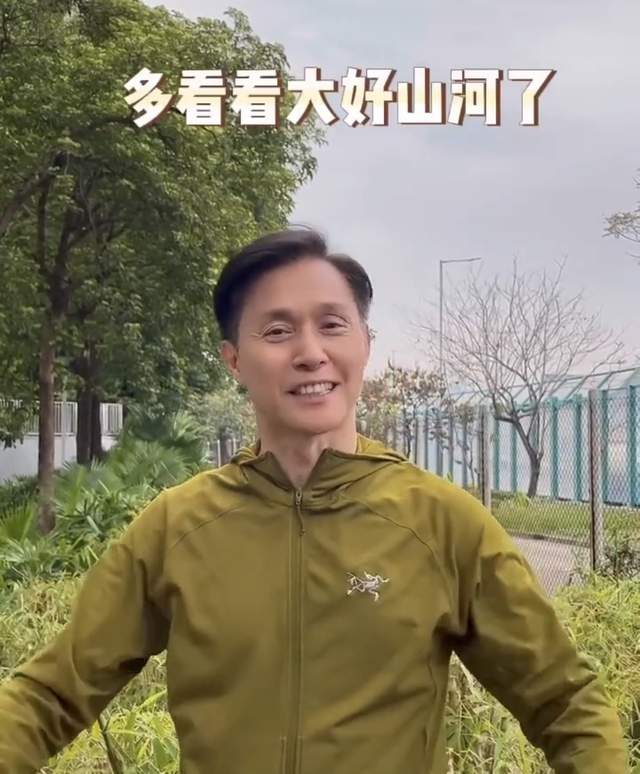 张国强|66岁TVB男星坐高铁来内地,穿三千元上衣似路人,模样朴素无人识