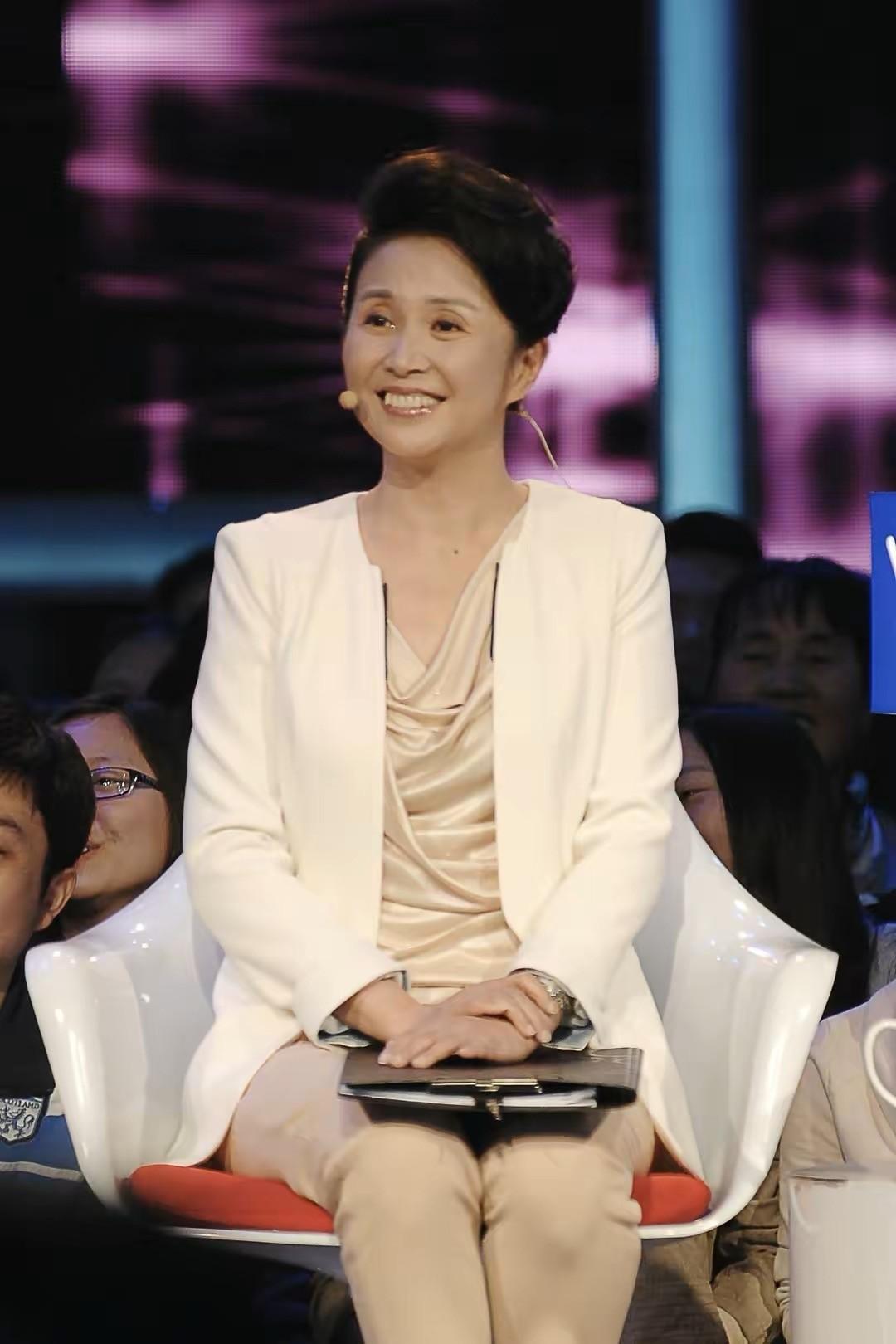 "情感专家"黄菡:倒追嫁初恋,恩爱32年无绯闻,女儿比她还漂亮 - 情感