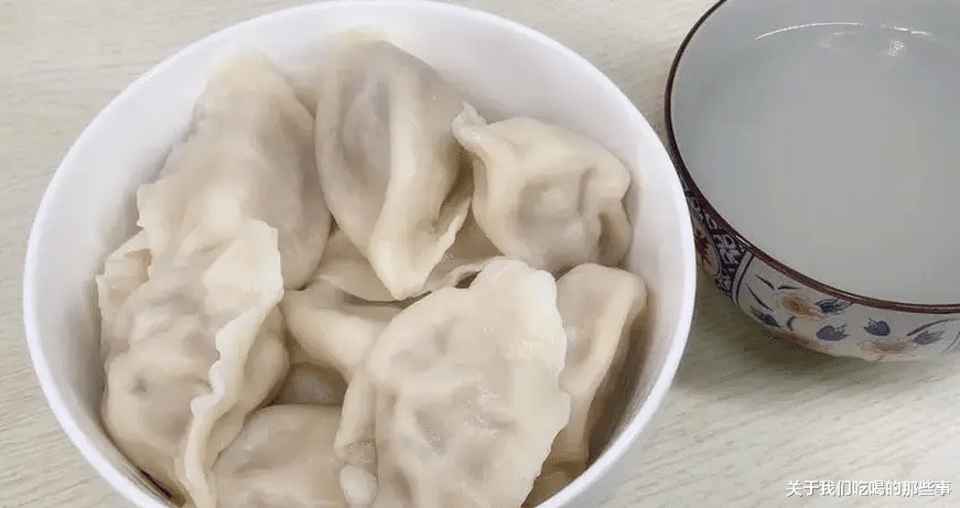 饺子|煮冻饺子，冷水下锅还是开水下锅？都不对，大厨教你正确的做法