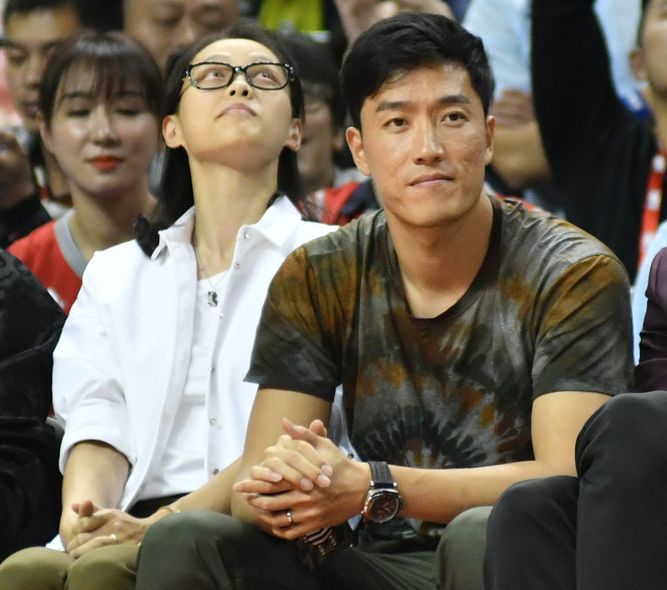 |刘翔与二婚妻子现场机场,36岁吴莎打扮时尚,结婚6年感情稳定