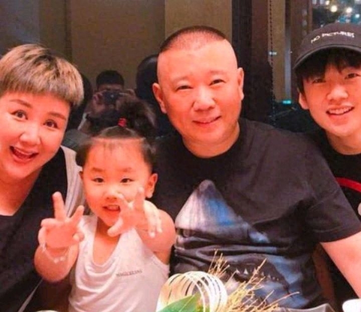 郭麒麟终于如愿奔赴亲妈怀抱,今德云社无人继承,郭德纲悔不当初