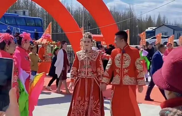 鲍蕾|陆毅鲍蕾现身网红婚礼,被很多人说掉价!其实是综艺节目环节而已