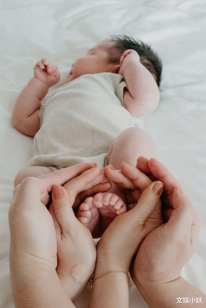 任家萱Selina庆生，晒儿子小腰果及SHE合照，粉丝喜迎回忆和感动