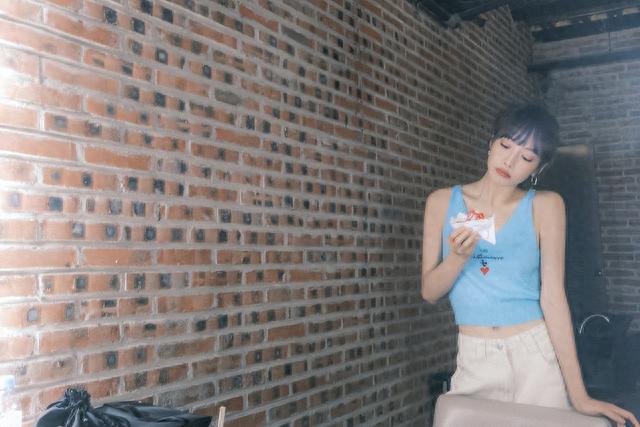 宋茜化身“游艇美人”，白色泳衣大秀好身材，蓝色私服清纯可人