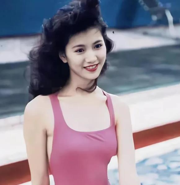 袁咏仪回老家东莞探亲，保安局长邓炳强亲自陪同，民众夹道欢迎