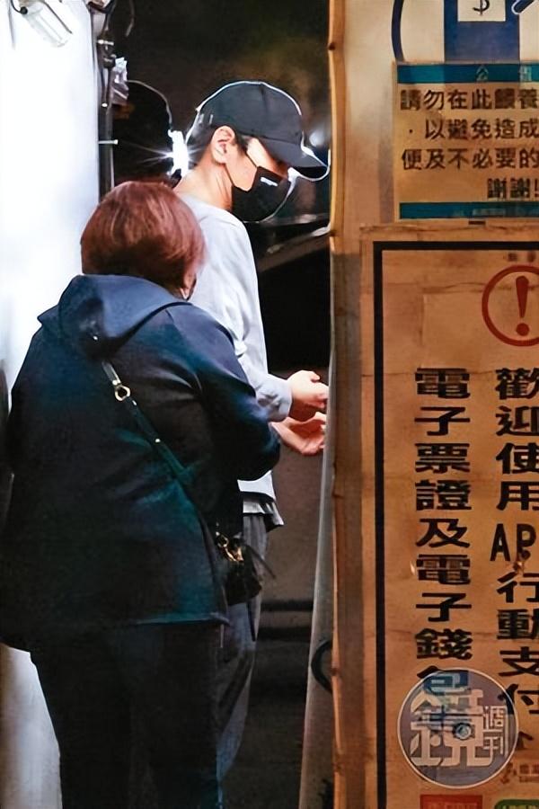 赵又廷|高圆圆「手提2大袋食物」超懂媳妇之道 赵又廷返台一家5口享天伦