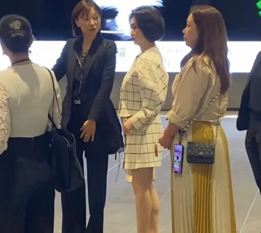 何超琼|59岁何超凤出席开幕式!穿小香风气质优雅,何超琼何猷龙也都来了