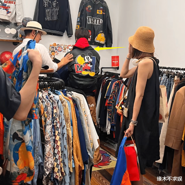 张亮和前妻带儿子逛买手店,15岁天天酷似李宇春,手指状态获好评