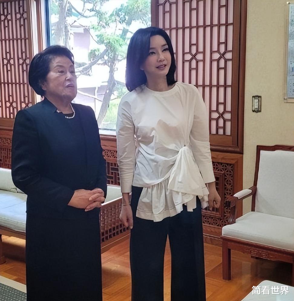 韩国 50岁韩国第一夫人罕见穿蓝裙！“整容脸”超显嫩，脖颈却是死穴