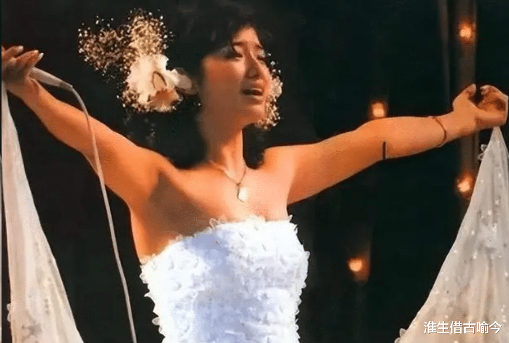 64岁山口百惠穿羽绒服身材臃肿,71岁三浦友和高大帅气,仍旧甜蜜