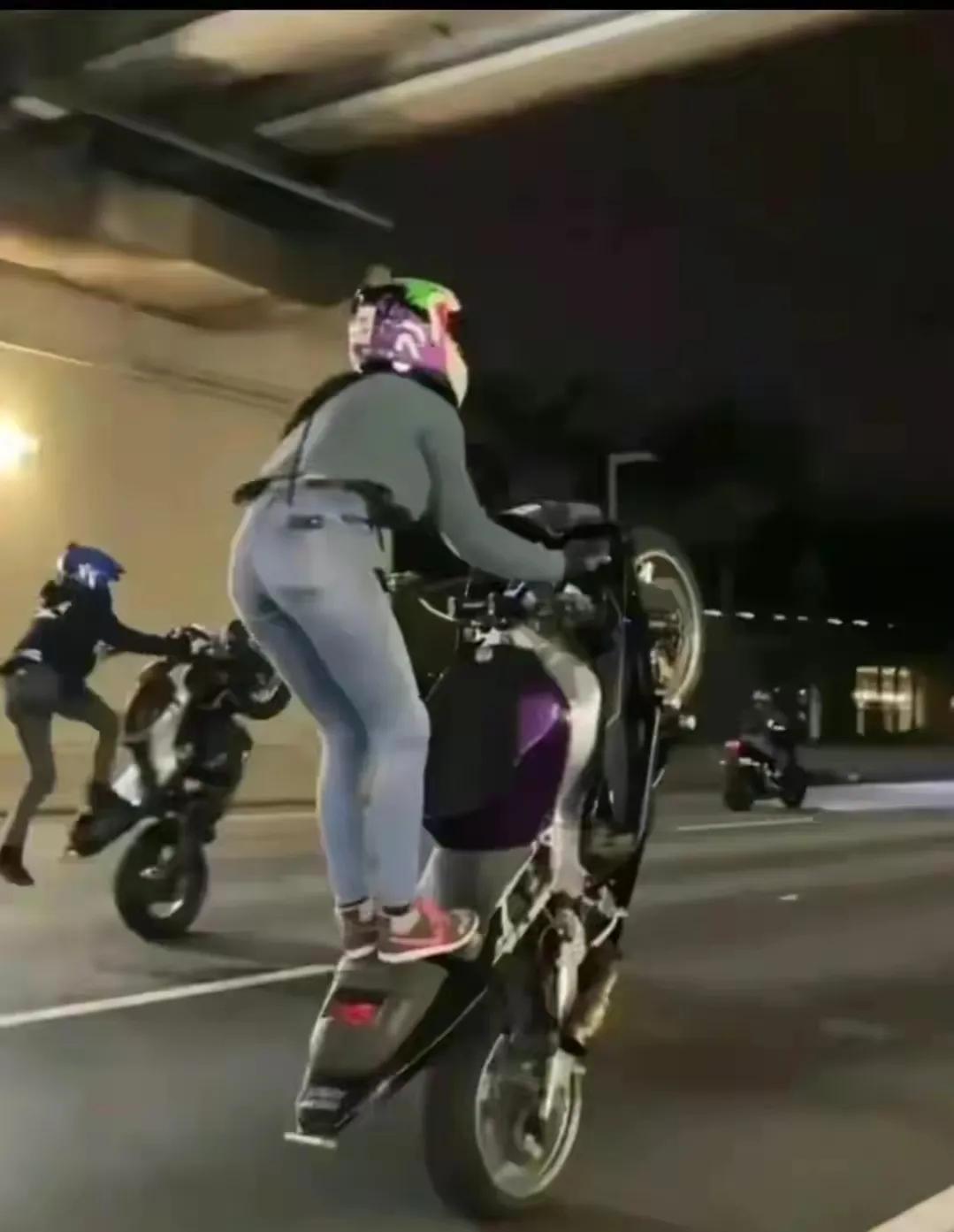 重庆网红载女伴飙车身亡,女友发文悼念,网友: 贵圈真乱!