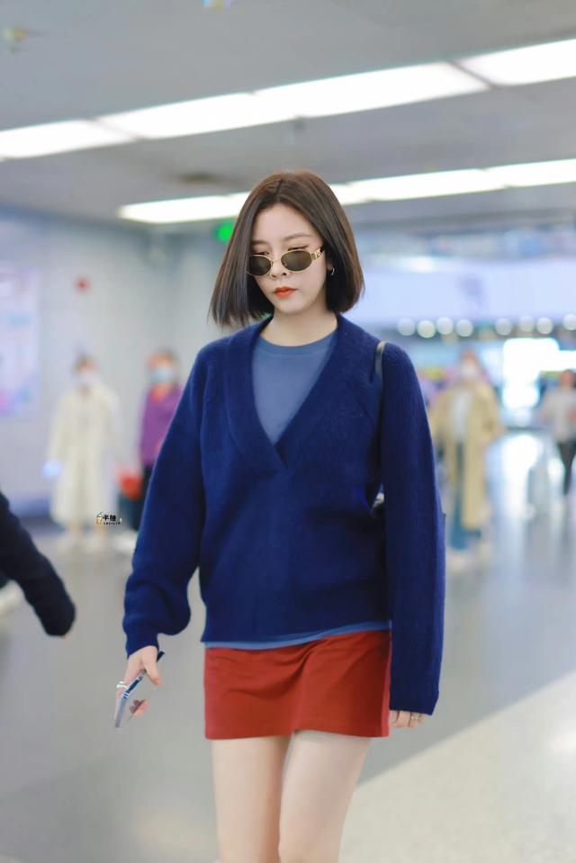 宋妍霏剪短发后颜值爆表!红色小短裙搭蓝色针织,英气逼人很加分
