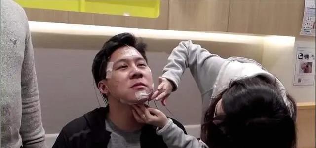 霍启刚被曝患有失眠障碍,每天只能睡4个小时,本人晒照发文回应