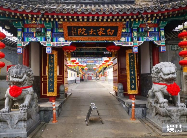 侯耀华补办77岁寿宴,女徒弟安娜金缺席,与爱徒何云伟关系也存疑