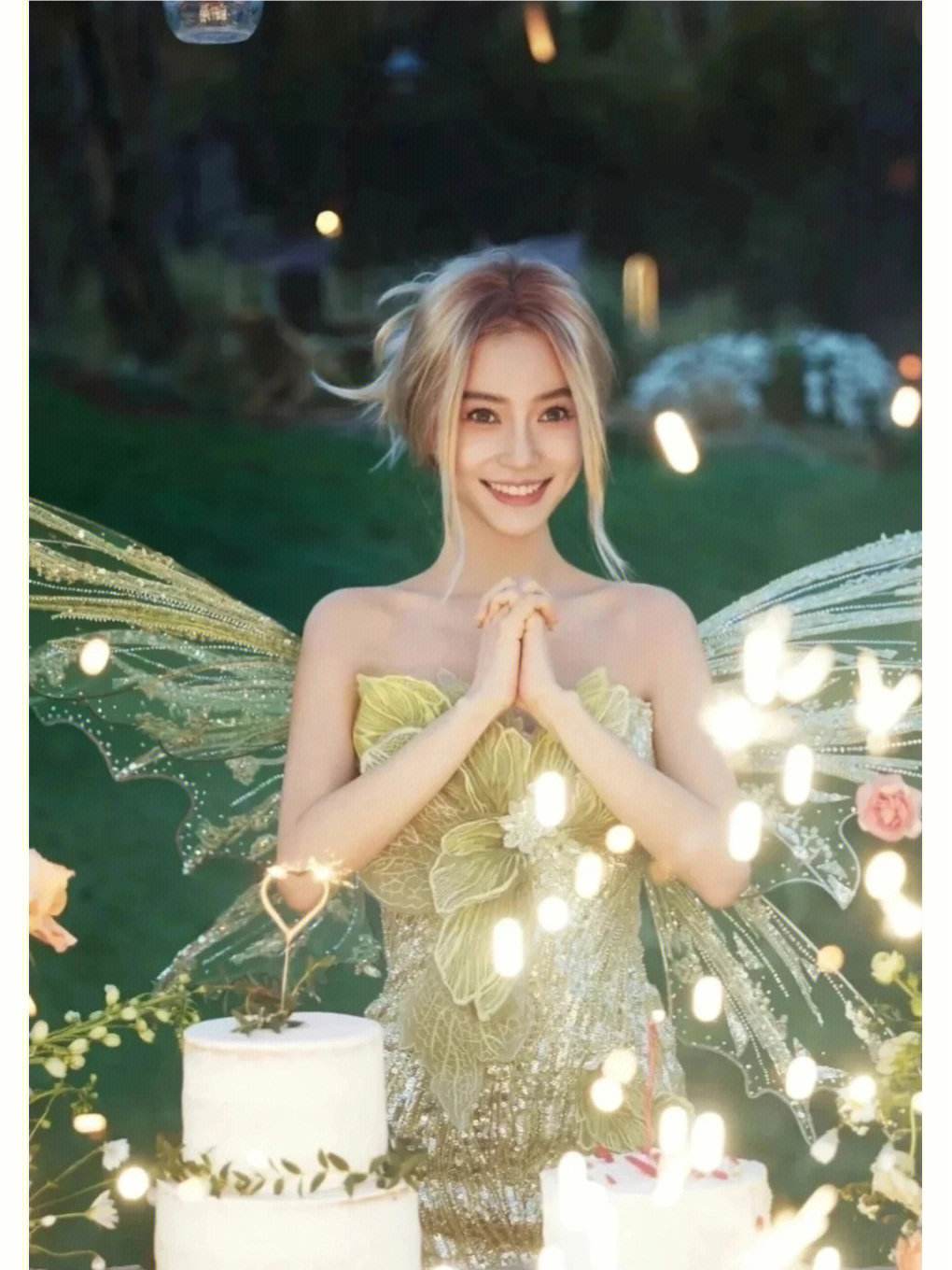 34岁杨颖带娃现身机场！被拍后表情惊恐，身材抢眼皮肤白皙显年轻