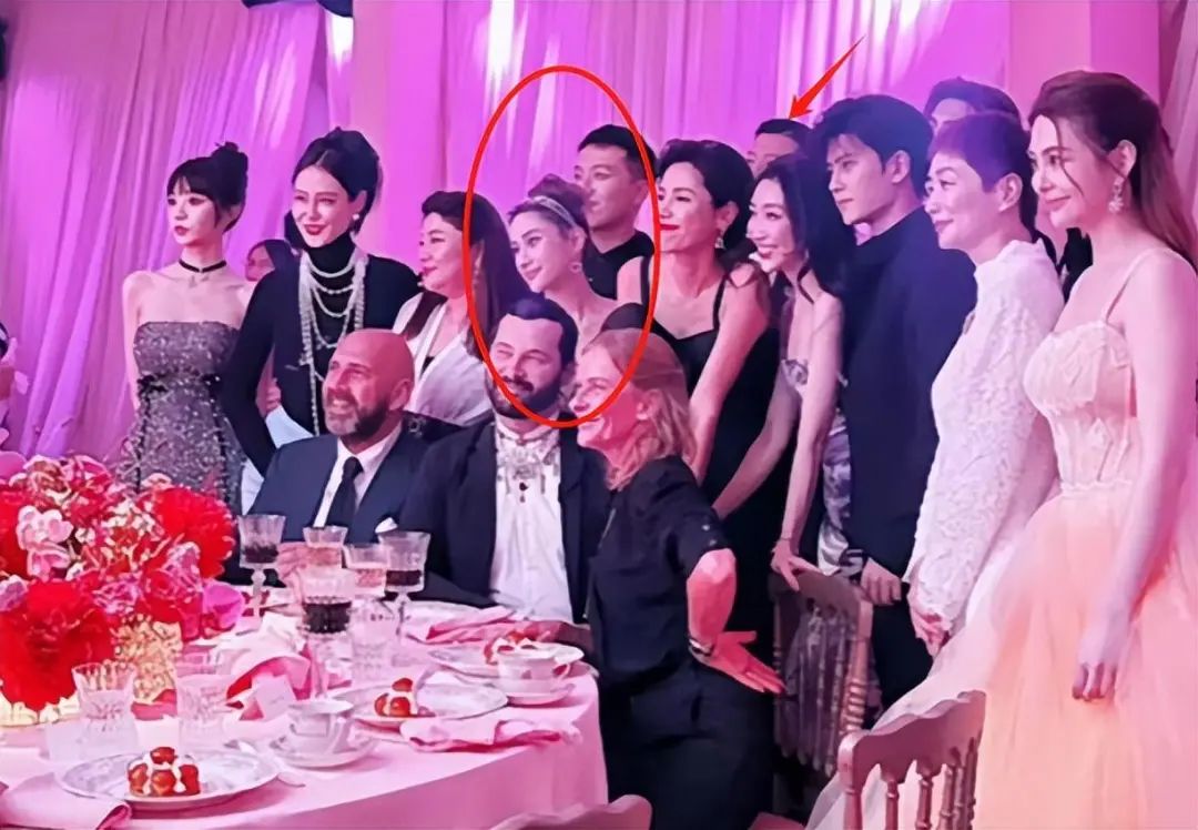 窦骁何超莲最新合体，两人大合照分开，晚宴不坐一块，真的婚变了？