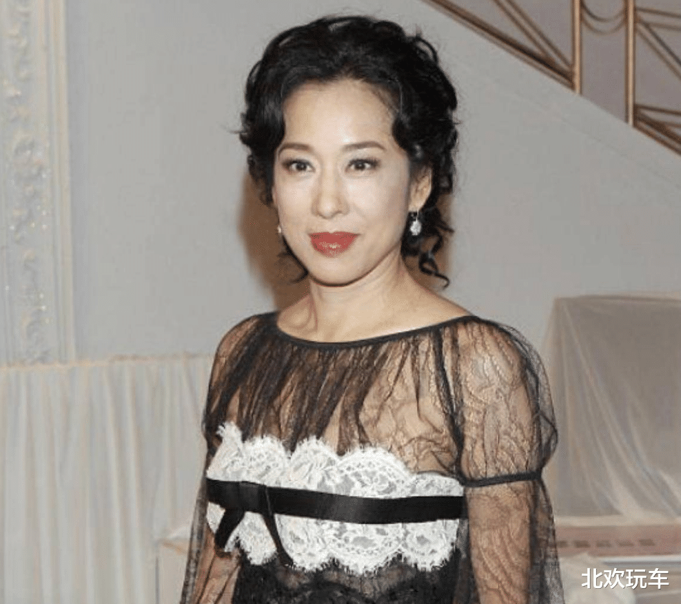 “广东一枝花”侯玉婷:曾和霍震霆传绯闻,如今65岁成了模范婆婆