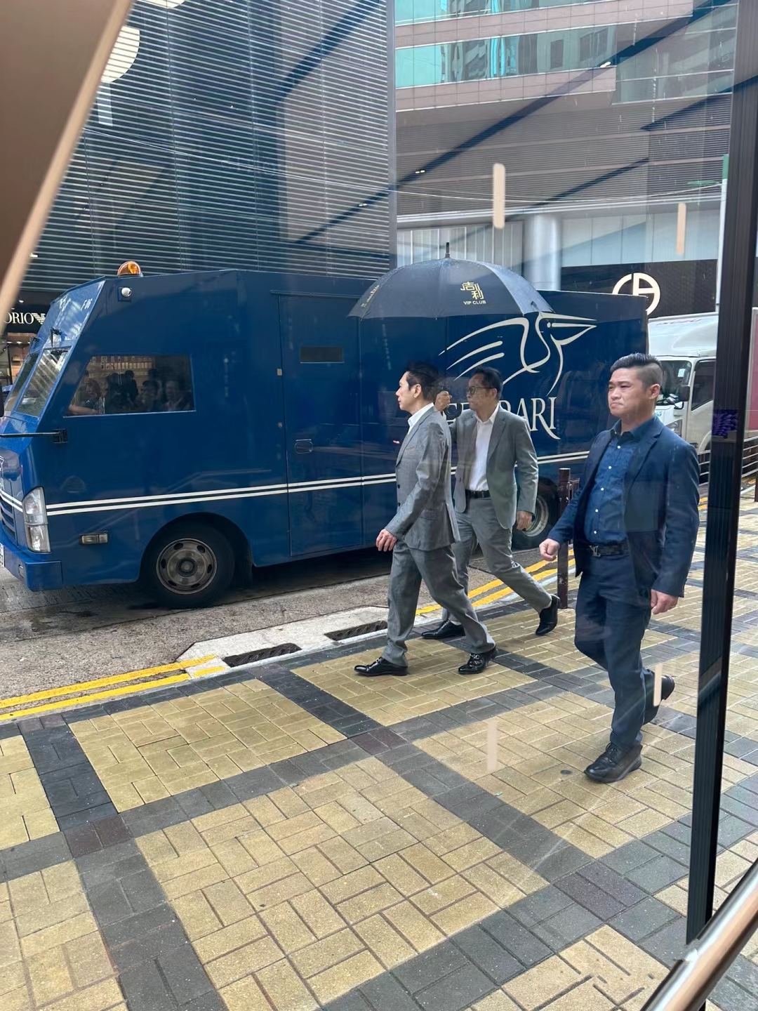 郭碧婷公公外出,排面堪比李嘉诚,身边保镖服务到位衣服抢镜