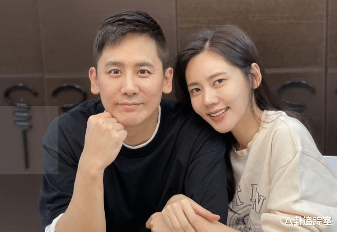 于晓光|不装了?于晓光深夜聚会搂美女,秋瓷炫相随,两人全程冷脸无交流