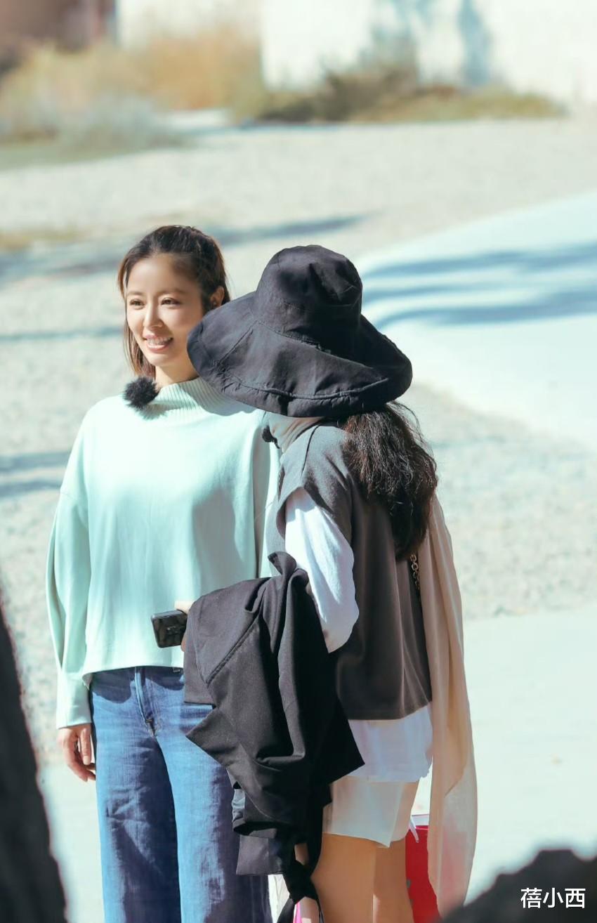 林心如带火了一种新穿法:卫衣+喇叭裤+半扎短发,时髦洋气又减龄