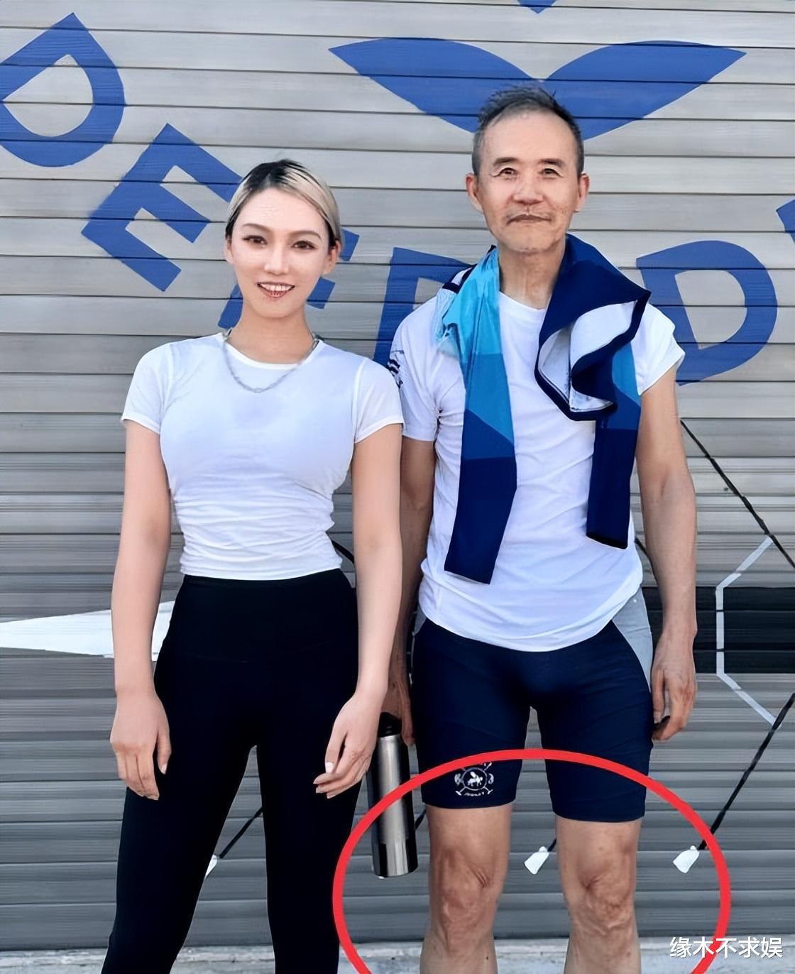 王石一家三口逛超市,4岁女儿越变越美,田朴珺家庭地位曝光!