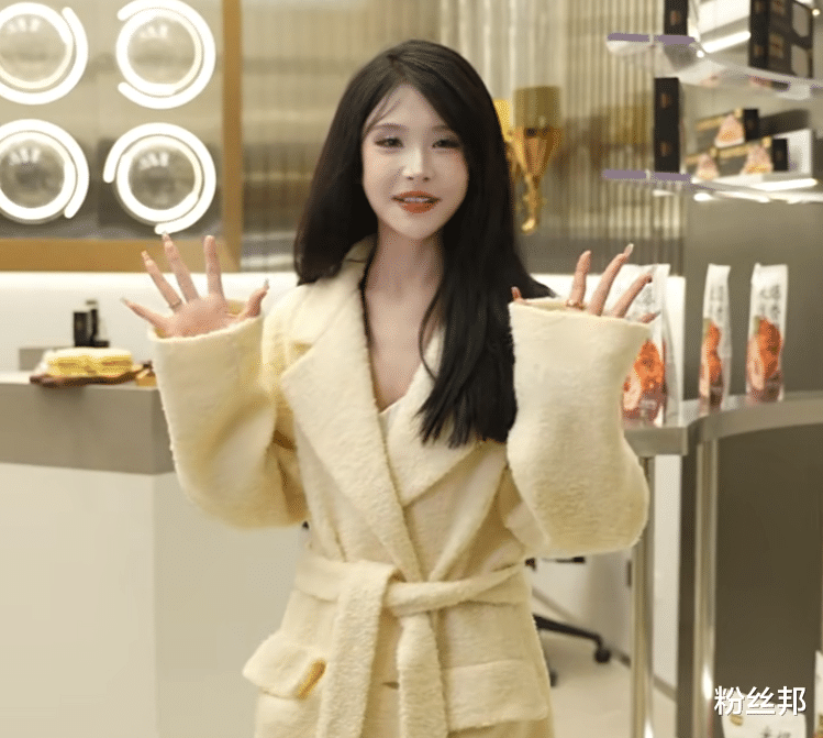 网红猫妹妹奖励年终奖,给助理转账100万,远超一线明星助理收入