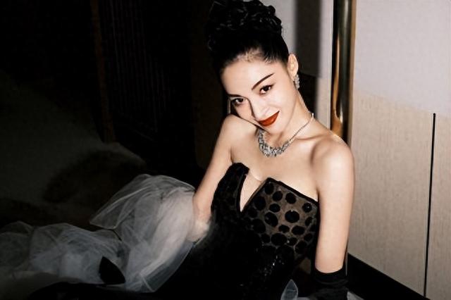 她被冯小刚捧红,成龙接着捧,洪金宝准备捧,为何大佬都偏爱她?