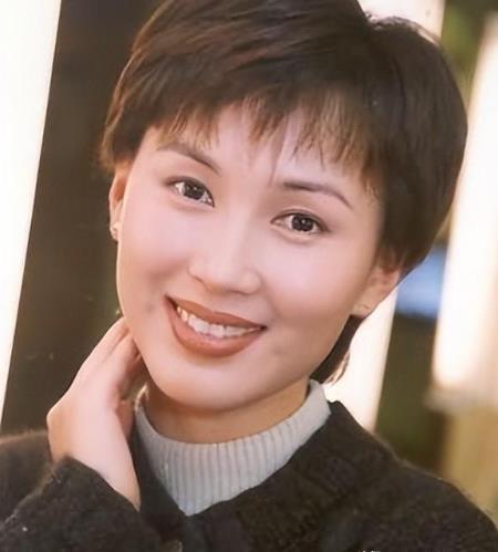 曾是“亚视一姐”，却被渣男老公骗光家产，如今61岁落寞街头